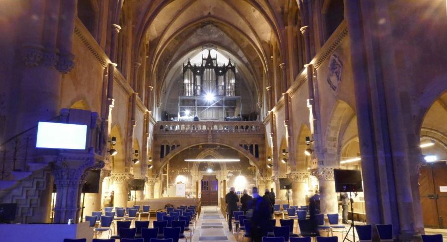 Zur Zeit der Er&ouml;ffnung wird an der Orgel noch intensiv gearbeitet.