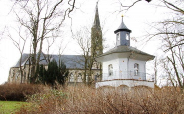 Sicht aus dem Schlosspark auf das Teehaus und die Lukaskirche.