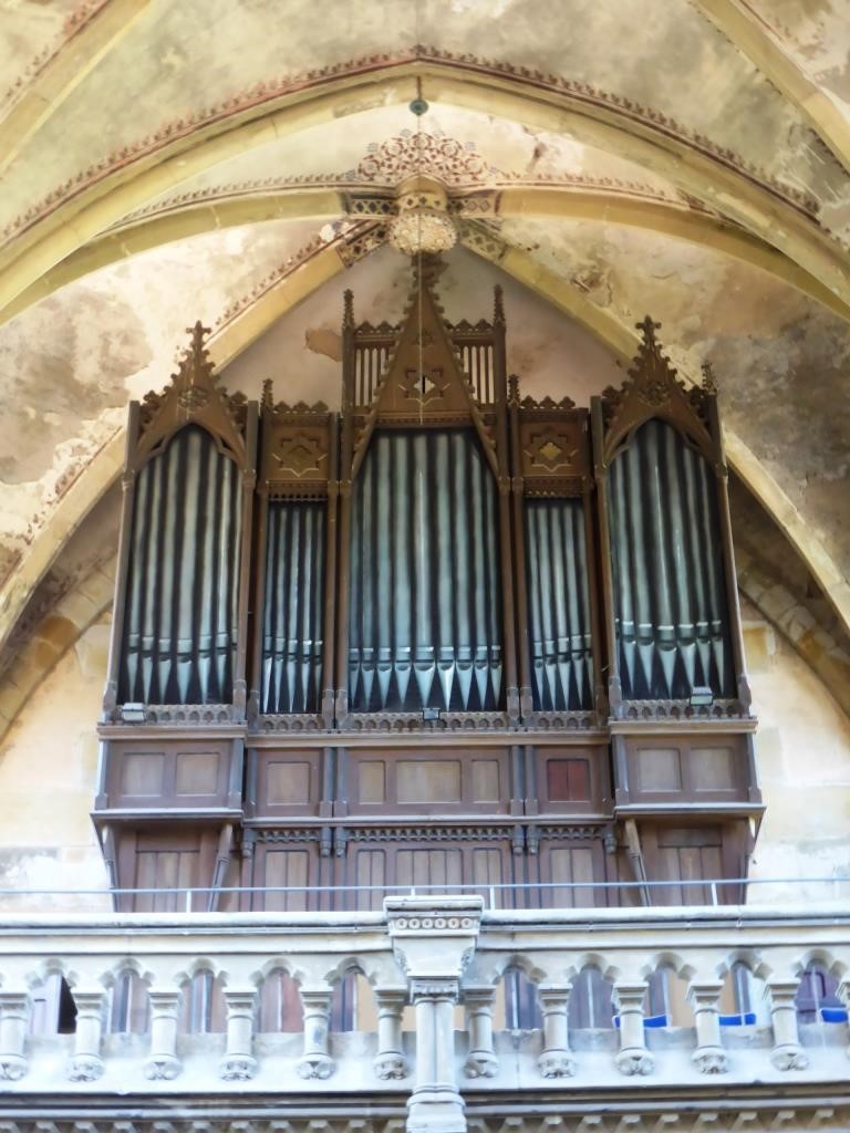 Ansicht der Walcker-Orgel im Jahr 2019, eine Kulissenmalerei des Theaters Plauen-Zwickau